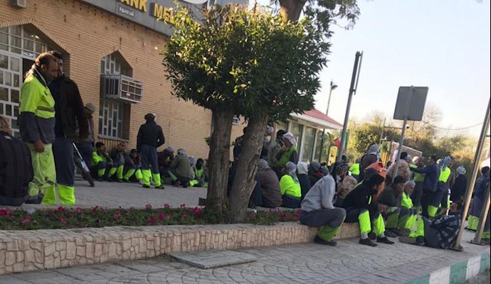 تجمع کارگران مقابل شهرداری اهواز