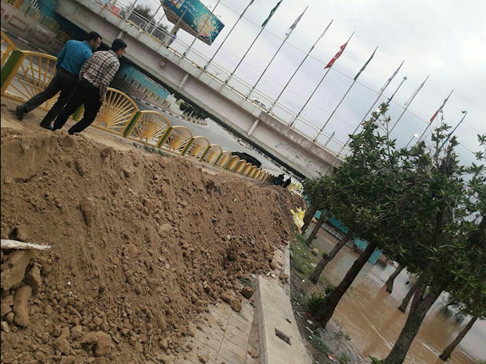 خاکریزی در پارک ساحلی اهواز برای مقابله با سیلاب - آخرین تلاشهای شهرداری اهواز برای مقابله با ورود آب به ساحلی