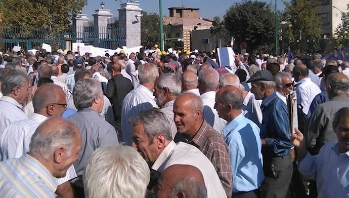 تجمع بازنشستگان فولاد اصفهان در اعتراض به عدم دریافت چندماه حقوق