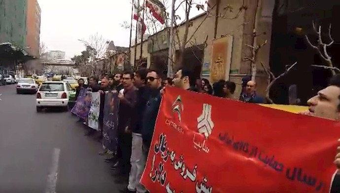 تجمع اعتراضی خریداران خودروی سیتروئن c۳در تهران