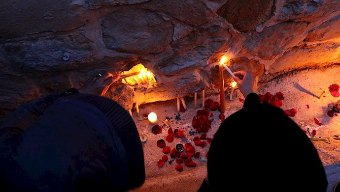 افروختن شمع و اهدای گل به یاد جان‌ باختگان سیل از سوی مردم شیراز