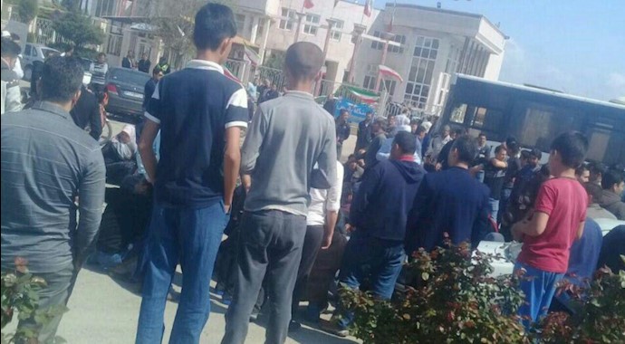 تجمع مردم شهر آق قلا مقابل فرمانداری در اعتراض به وضع موجود