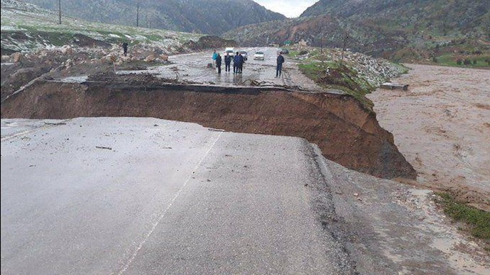 تخریب جاده اصلی در مسیر خرم‌آباد-معمولان