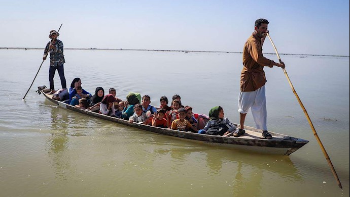 انتقال خطرناک چندین کودک در جریان سیل خوزستان