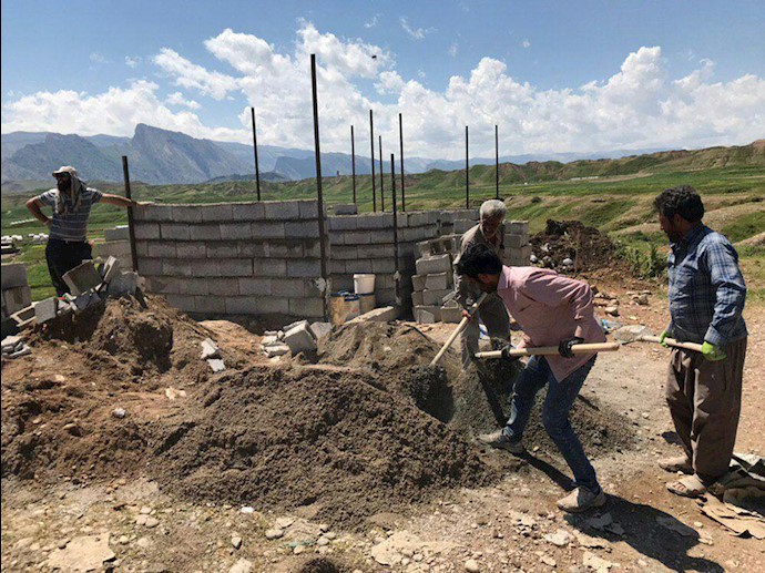 پلدختر.ساخت حمام و دستشویی در روستای سیل‌زده چم مهر توسط شوراهای مردمی