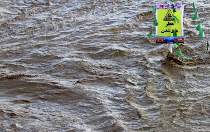 بلوار زائر که در دو طرف رودخانه قمرود داخل شهر قم قرار دارد، بر اثر سیلاب شب گذشته به زیر آب رفته است