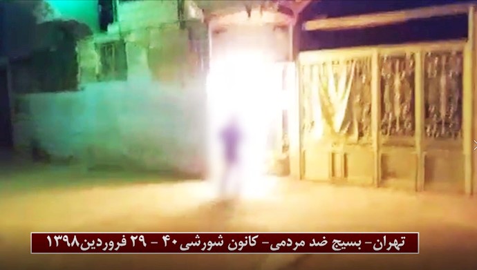 تهران- به آتش کشیدن بنر خامنه ای در کنار بسیج ضد مردمی