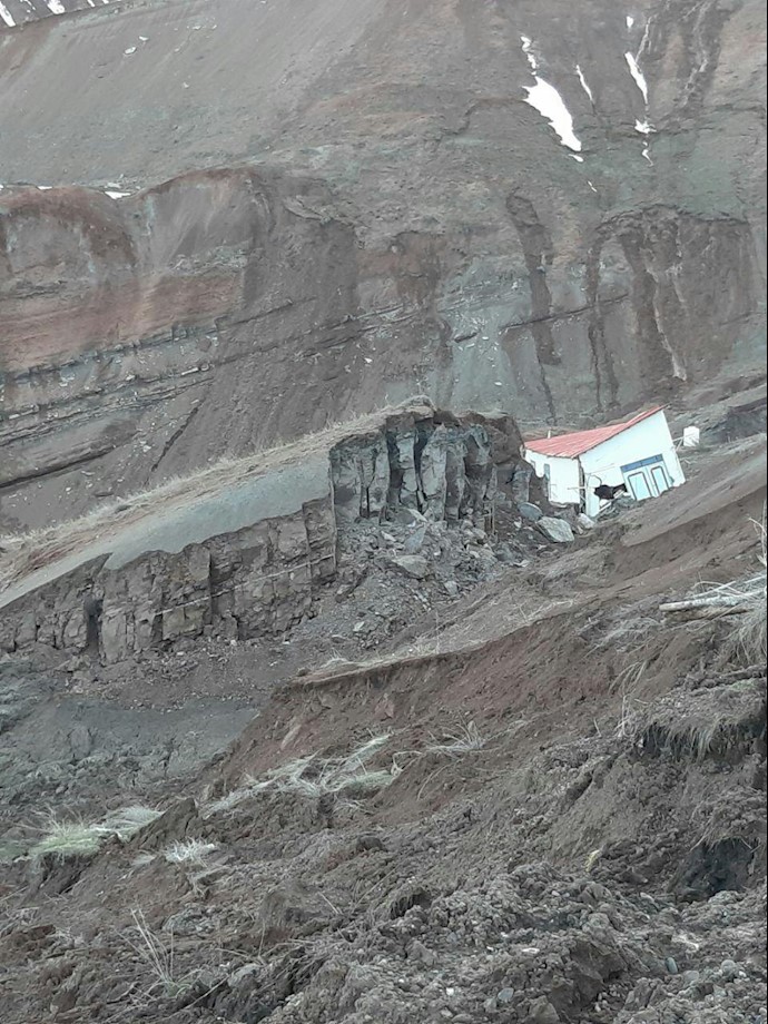 رانش کوه در روستای کرکبود طالقان باعث تخریب یک ساختمان مسکونی گردید