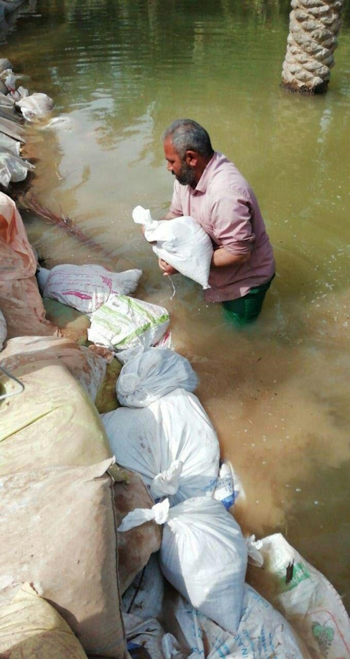 تلاش مردم روستاهای خوزستان برای زدن سیل بند