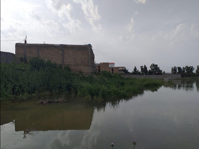 پیشروی رودخانه کرخه به حاشیه روستای صالح داوود در مجاورت منازل مسکونی از توابع بخش فتح المبین، شهرستان شوش