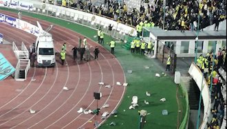درگیری بین تماشاچیان و نیروی انتظامی در استادیوم آزادی
