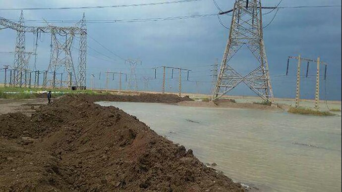 سند پست برق اهواز در محاصره سیلاب