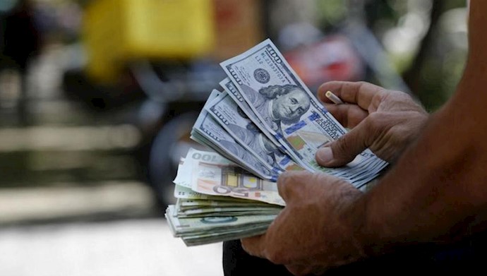 افزایش قیمت دلار و سکه در بازار به‌دنبال لغو معافیتهای نفتی رژیم