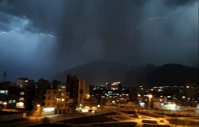 تصویری از هوای کنونی، رعد و برق همراه با بارش باران در آسمان کرمانشاه