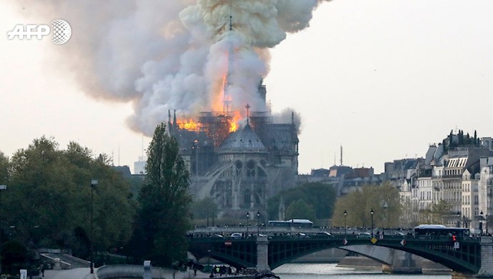 کلیسای نوتردام پاریس آتش گرفت