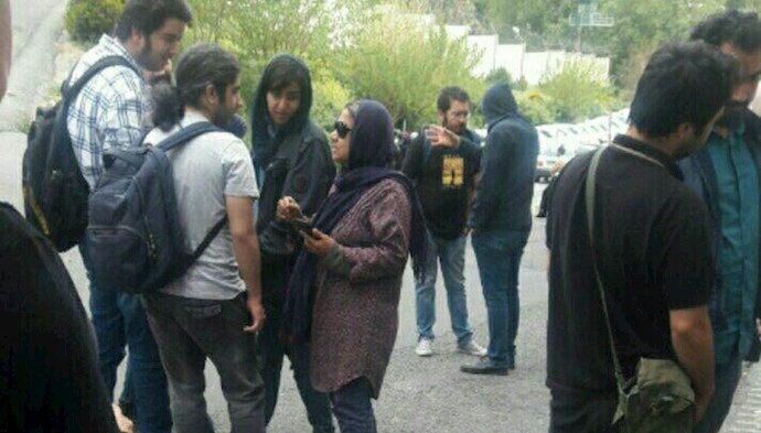 تهران.تجمع خانواده های بازداشتی های روز کارگر و روز معلم در مقابل زندان اوین.۹۸۰۲۱۴