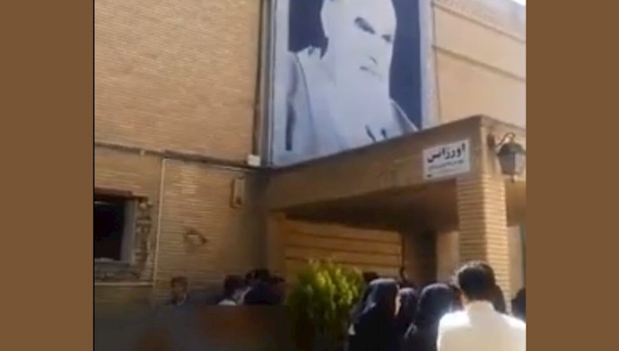 تجمع اعتراضی پرسنل بیمارستان موسوم به خمینی در کرج