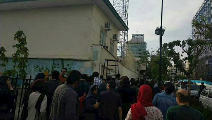تجمع خانواده بازداشت شدگان در روز کارگر مقابل بازداشتگاه وزرا در تهران