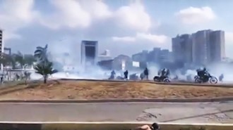 نیروهای نظامی ونزوئلا  به سوی تظاهر کنندگان کاراکاس گاز اشک آور و گلوله شلیک می کنند