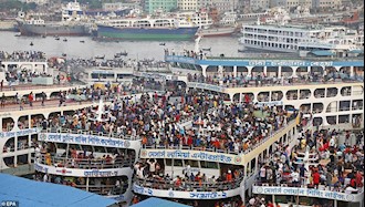 مسافران در داکا در بنگلادش جمع می‌شوند و آماده می‌شوند تا برای عید فطر به خانه‌های خود بروند