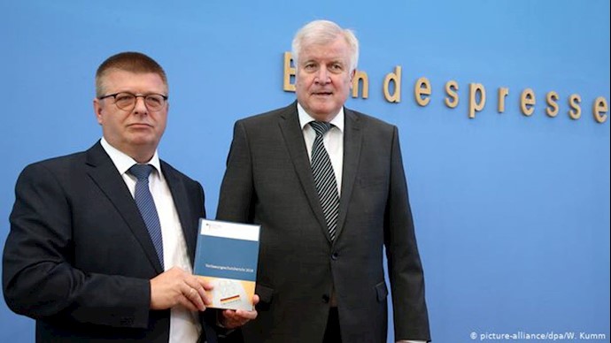 هورست زهوفر، وزیر کشور و توماس هالدن‌وانگ، رئیس سازمان امنیت داخلی آلمان، در حال معرفی گزارش سال ۲۰۱۸