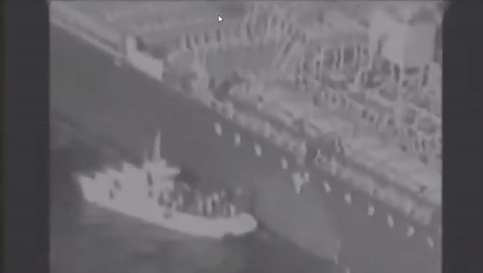 فیلمی از تلاش قایق‌های رژیم ایران برای از بین بردن شواهد انفجار در نفتکش کوکائا در دریای عمان