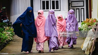 اندونزی -دختران خردسال برای برگزاری نماز عید فطر در حرکت هستند