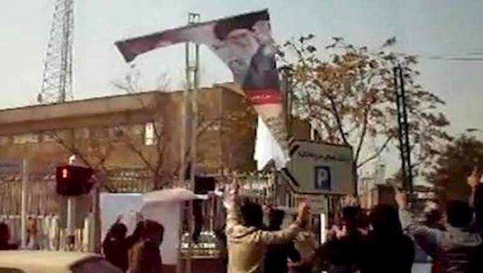 پاره کردن تراکت خامنه ای 