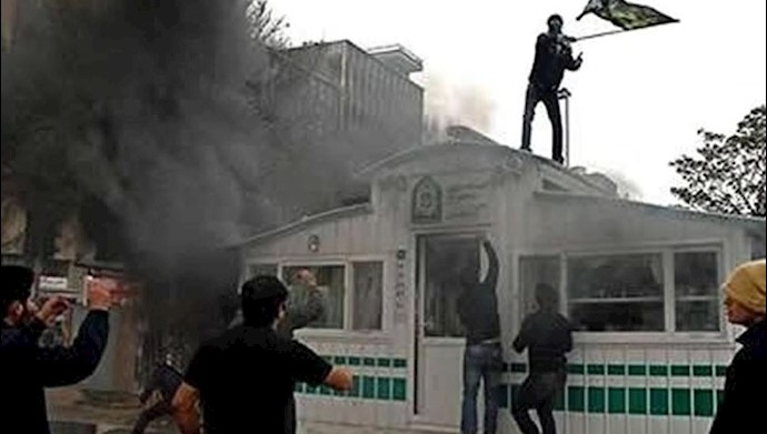 صحنه‌یی از قیام ۸۸ تهران   