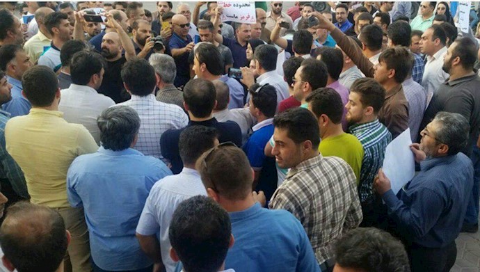 بندرماهشهر.دومین روز تجمع جمعی از مردم و بستن خیابان منتهی به فرمانداری رژیم