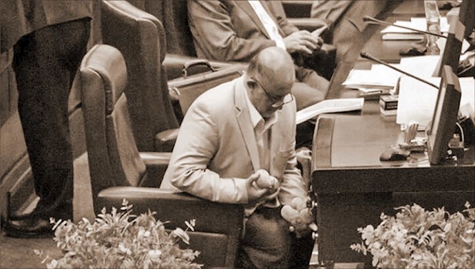 «روی صندلی بنیشیند و گلابی نوش جان کنند»!