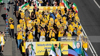 تصویری از شرکت ایرانیان آزاده در تظاهرات بزرگ استکهلم سوئد - ۲۹تیر۹۸