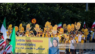 تصویر بزرگ مریم رجوی رئیس جمهور برگزیده  مقاومت ایران در جلوی ایرانیان آزاده در استکهلم
