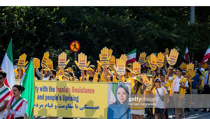 تصویر بزرگ مریم رجوی رئیس جمهور برگزیده  مقاومت ایران در جلوی ایرانیان آزاده در استکهلم