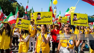 پلاکاردهای خامنه‌ای  برو گمشو در دستان ایرانیان آزاده در تظاهرات استکهلم - ۲۹تیر۹۸
