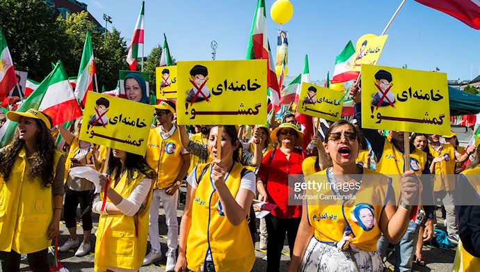 پلاکاردهای خامنه‌ای  برو گمشو در دستان ایرانیان آزاده در تظاهرات استکهلم - ۲۹تیر۹۸