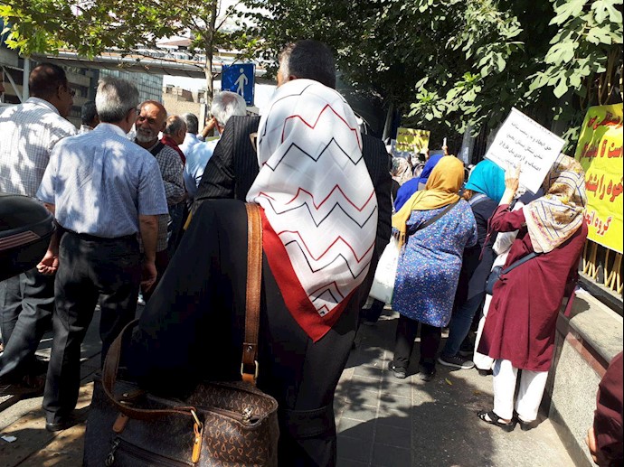 تجمع معلمان و فرهنگیان بازنشسته مقابل وزارت کار رژیم در تهران