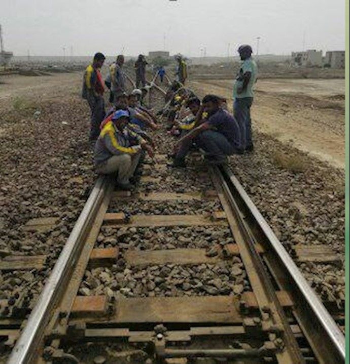 بستن خط‌ راه‌آهن توسط کارگران ـ بندرعباس ۷مرداد ۴