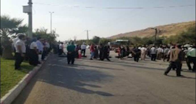 مقابله زلزله‌زدگان با به طرف ماموان انتظامی و آتش‌نشانی