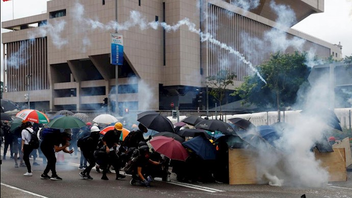 صحنه درگیری میان تظاهر کنندگان  و نیروهای امنیتی در هنگ کنگ