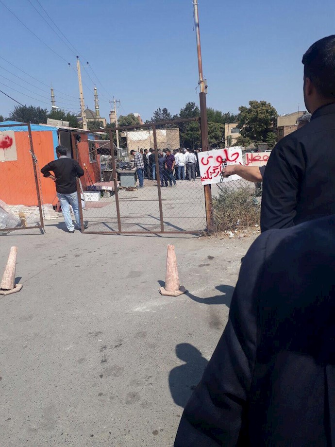 ارومیه.تجمع اعتراضی جمعی از شهروندان علیه تصمیم شهرداری رژیم