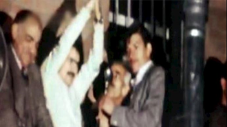 مسعود رجوی در بالای زندان قصر