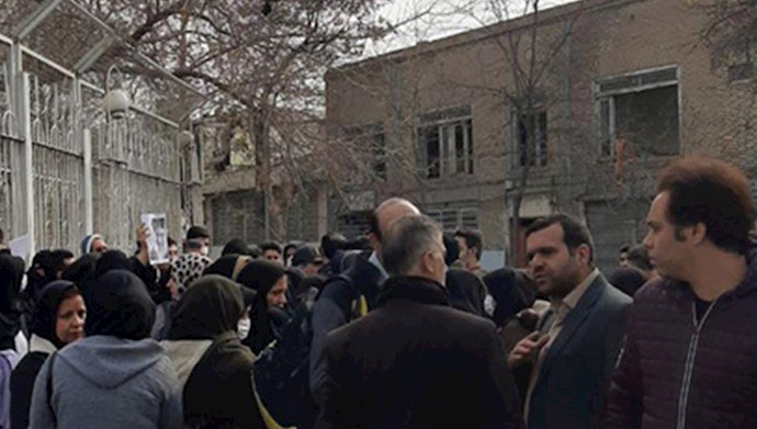 اعتراض پرستاران مشهد مقابل استانداری