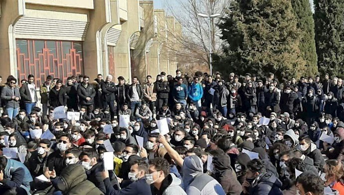تجمع اعتراضی دانشجویان دانشگاه صنعتی اصفهان 