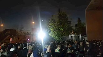  تجمع دانشجویان دانشگاه شریف با شعار  فرمانده کل قوا استعفا استعفا