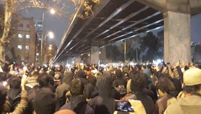 تظاهرات مردم همراه با دانشجویان علیه خامنه‌ای