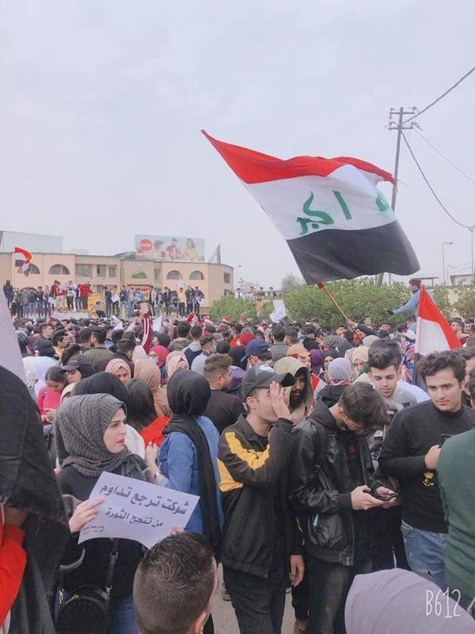 بغداد - پلاکارد دانشجویان مقابل وزارت آموزش و پروزش