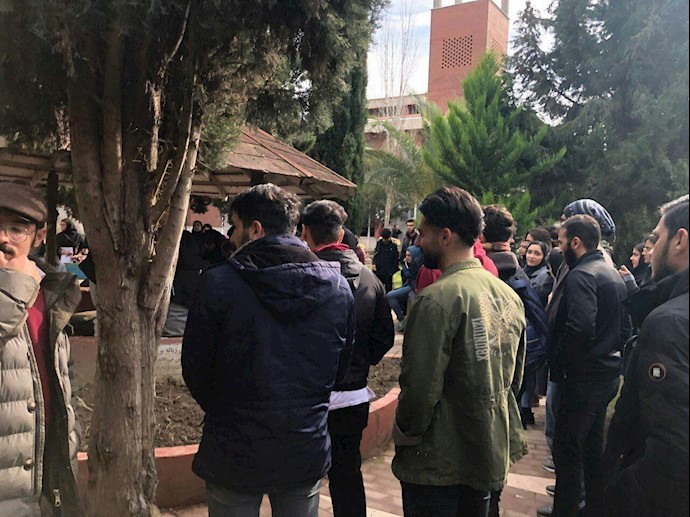 تجمع و همدردی دانشجویان دانشگاه مازندران با با زماندگان کشته‌شدگان سانحه هوایی بوئینگ۷۳۷.
