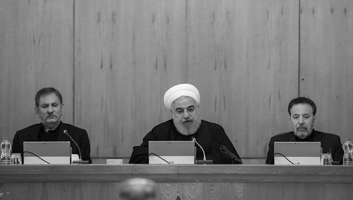 آخوند روحانی در هیئت دولتش