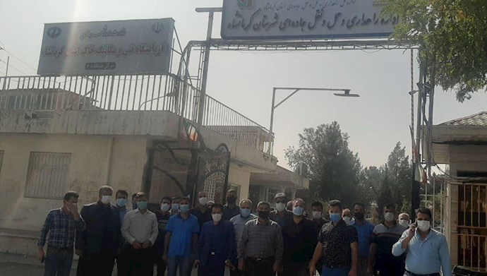 تجمع اعتراضی رانندگان کامیونهای مواد سوختی در کرمانشاه